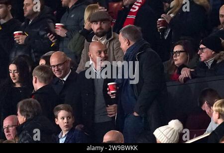 Sir Dave Brailsford (au centre) et Patrick Stewart (au centre à gauche) dans les tribunes lors du match de Premier League à Old Trafford, Manchester. Date de la photo : mardi 26 décembre 2023. Banque D'Images