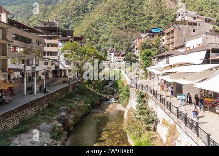 La rivière Urubamba qui traverse Aguas Calientes près de Machu Picchu au Pérou Banque D'Images