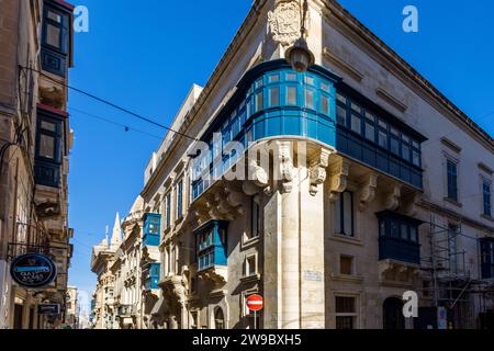 Balcons vitrés maltais typiques à la Valette, Malte Banque D'Images