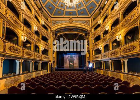 L'auditorium ovale du Teatru Manoel à La Valette, Malte, fait face à la scène avec son rideau fermé. Le grand maître António Manoel de Vilhena fit construire le théâtre en 1731/32 ; avec trois étages de loges en bois dorés et un plafond en caissons bleu pâle, il est considéré comme le troisième plus ancien théâtre encore en activité d'Europe. Banque D'Images