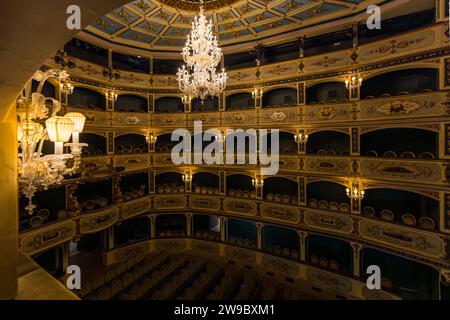 Le plafond en dôme peint du Teatru Manoel à La Valette, à Malte, présente un motif d'étoiles dorées, avec un lustre en cristal en dessous. Le Grand Maître António Manoel de Vilhena a fait construire le théâtre en 1731/32 ; il est considéré comme le troisième plus ancien théâtre encore en activité d'Europe. Banque D'Images