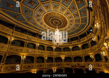 Le plafond en dôme du Teatru Manoel à La Valette, Malte, s'élève au-dessus des rangées de loges, avec un lustre en cristal au premier plan. Le grand maître António Manoel de Vilhena fit construire le théâtre en 1731/32 ; il est réputé être le troisième plus ancien théâtre encore en activité d'Europe. Banque D'Images