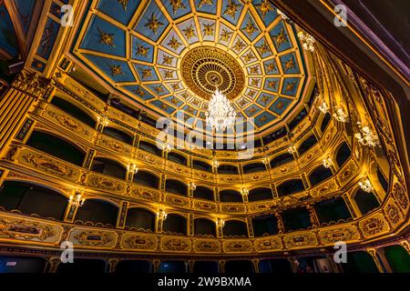 Les gradins des loges et le plafond à coupole peint du Teatru Manoel à La Valette, Malte, sont éclairés par un lustre en cristal. Le grand maître António Manoel de Vilhena fit construire le théâtre en 1731/32 ; il est considéré comme le troisième plus ancien théâtre encore en activité d'Europe. Banque D'Images