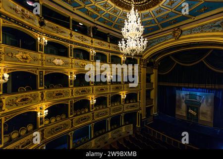 Vue depuis une loge vers la scène du Teatru Manoel à La Valette, Malte. Le Grand Maître António Manoel de Vilhena a fait construire le théâtre en 1731/32 ; il est réputé être le troisième plus ancien théâtre encore en activité d'Europe. Banque D'Images