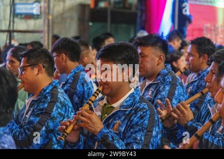 Une procession de cérémonie à Aguas Calientes, Pérou, célébrant l'anniversaire du Machu Picchu déclaré merveille du monde Banque D'Images