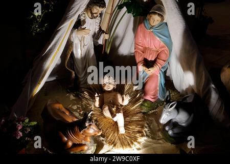 Crèche de Noël dans la cathédrale catholique notre-Dame de Tulle en Corrèze. En France, la crèche de Noël est préparée en buil religieux catholique Banque D'Images