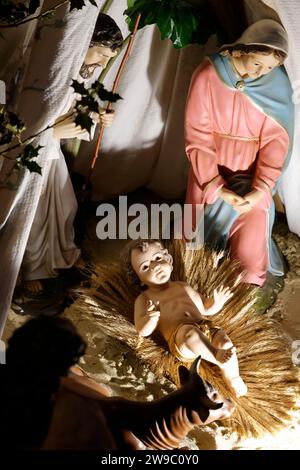 Crèche de Noël dans la cathédrale catholique notre-Dame de Tulle en Corrèze. En France, la crèche de Noël est préparée en buil religieux catholique Banque D'Images