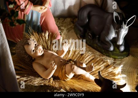 Crèche de Noël dans la cathédrale catholique notre-Dame de Tulle en Corrèze. En France, la crèche de Noël est préparée en buil religieux catholique Banque D'Images