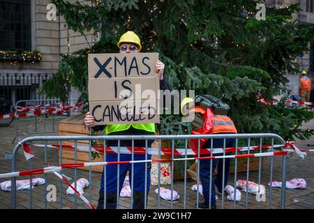 Schiedam, Schiedam, pays-Bas. 26 décembre 2023. Un activiste tient une pancarte indiquant ''X-mas est annulé''. Le 26 décembre 2023, devant le sapin de Noël annuel de l'hôtel de ville de Rotterdam, les militants de extinction Rebellion ont protesté contre la mort d'enfants à Gaza. Avec le message «Noël est annulé», ont-ils demandé, comment peut-on célébrer Noël quand, dans la terre de la naissance de Jésus, des enfants sont tués chaque jour? (Image de crédit : © James Petermeier/ZUMA Press Wire) USAGE ÉDITORIAL SEULEMENT! Non destiné à UN USAGE commercial ! Banque D'Images