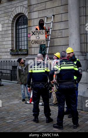 Schiedam, Schiedam, pays-Bas. 26 décembre 2023. La police néerlandaise réagit à une manifestation pro-palestinienne. Le 26 décembre 2023, devant le sapin de Noël annuel de l'hôtel de ville de Rotterdam, les militants de extinction Rebellion ont protesté contre la mort d'enfants à Gaza. Avec le message «Noël est annulé», ont-ils demandé, comment peut-on célébrer Noël quand, dans la terre de la naissance de Jésus, des enfants sont tués chaque jour? (Image de crédit : © James Petermeier/ZUMA Press Wire) USAGE ÉDITORIAL SEULEMENT! Non destiné à UN USAGE commercial ! Banque D'Images