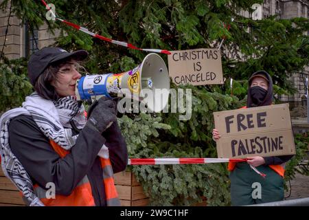 Schiedam, Schiedam, pays-Bas. 26 décembre 2023. Un activiste explique le but de leur manifestation. Le 26 décembre 2023, devant le sapin de Noël annuel de l'hôtel de ville de Rotterdam, les militants de extinction Rebellion ont protesté contre la mort d'enfants à Gaza. Avec le message «Noël est annulé», ont-ils demandé, comment peut-on célébrer Noël quand, dans la terre de la naissance de Jésus, des enfants sont tués chaque jour? (Image de crédit : © James Petermeier/ZUMA Press Wire) USAGE ÉDITORIAL SEULEMENT! Non destiné à UN USAGE commercial ! Banque D'Images