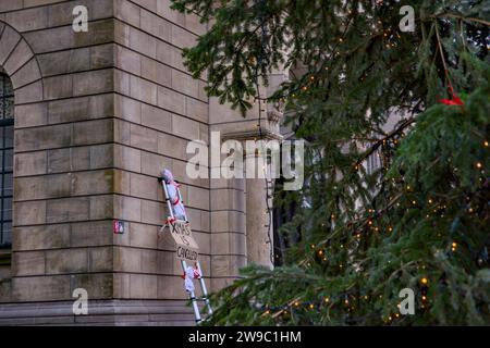 Schiedam, Schiedam, pays-Bas. 26 décembre 2023. Un panneau de protestation indiquant ''X-mas is Cancell'' se penche contre l'hôtel de ville de Rotterdam. Le 26 décembre 2023, devant le sapin de Noël annuel de l'hôtel de ville de Rotterdam, les militants de extinction Rebellion ont protesté contre la mort d'enfants à Gaza. Avec le message «Noël est annulé», ont-ils demandé, comment peut-on célébrer Noël quand, dans la terre de la naissance de Jésus, des enfants sont tués chaque jour? (Image de crédit : © James Petermeier/ZUMA Press Wire) USAGE ÉDITORIAL SEULEMENT! Non destiné à UN USAGE commercial ! Banque D'Images