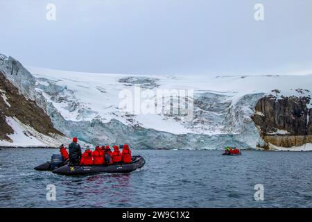 Explorer l'Arctique sur des bateaux Zodiac Banque D'Images