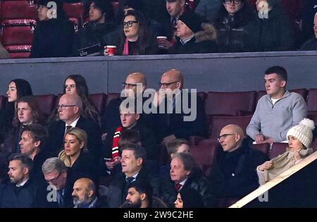 Sir Dave Brailsford (au centre) et Patrick Stewart (au centre à gauche) dans les tribunes lors du match de Premier League à Old Trafford, Manchester. Date de la photo : mardi 26 décembre 2023. Banque D'Images