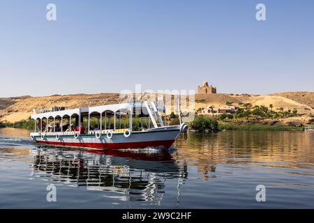 Bateau touristique sur le Nil près de l'île Philae, Assouan, Egypte, Afrique du Nord Banque D'Images