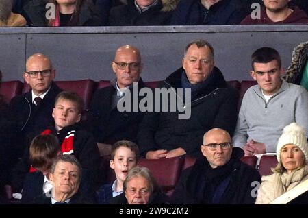 Sir Dave Brailsford (centre gauche) et Patrick Stewart (gauche) dans les tribunes lors du match de Premier League à Old Trafford, Manchester. Date de la photo : mardi 26 décembre 2023. Banque D'Images