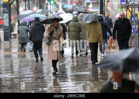 Londres, Royaume-Uni. 19 décembre 2023. Les acheteurs s'abritent de la pluie sous des parapluies sur Oxford Street, dans le centre de Londres. (Image de crédit : © Steve Taylor/SOPA Images via ZUMA Press Wire) USAGE ÉDITORIAL SEULEMENT! Non destiné à UN USAGE commercial ! Banque D'Images