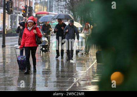 Londres, Royaume-Uni. 19 décembre 2023. Les acheteurs s'abritent de la pluie sous des parapluies sur Oxford Street, dans le centre de Londres. (Image de crédit : © Steve Taylor/SOPA Images via ZUMA Press Wire) USAGE ÉDITORIAL SEULEMENT! Non destiné à UN USAGE commercial ! Banque D'Images