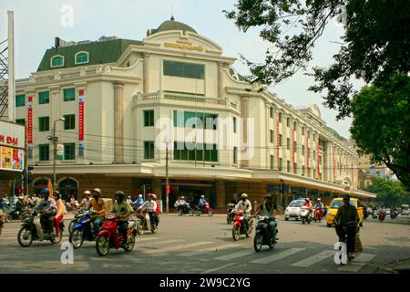 Hanoi, Vietnam - avril 22 2009 : Trang Tien Plaza est un centre commercial situé dans le centre-ville de Hanoi. Le centre commercial de 6 étages en offre plus de 20 Banque D'Images