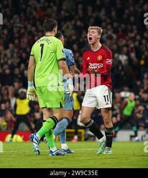 Rasmus Hojlund de Manchester United réagit après n'avoir pas reçu de passe de son coéquipier Alejandro Garnacho lors du match de Premier League à Old Trafford, Manchester. Date de la photo : mardi 26 décembre 2023. Banque D'Images