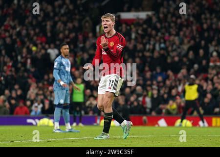 Rasmus Hojlund de Manchester United réagit après n'avoir pas reçu de passe de son coéquipier Alejandro Garnacho lors du match de Premier League à Old Trafford, Manchester. Date de la photo : mardi 26 décembre 2023. Banque D'Images