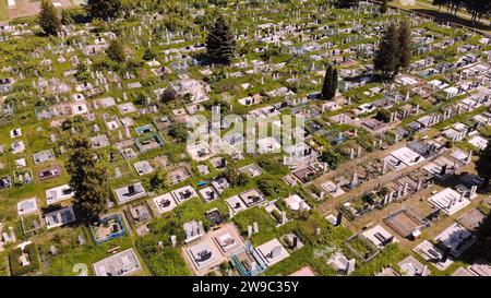 Cimetière de la ville. Vue depuis un drone en été. Banque D'Images