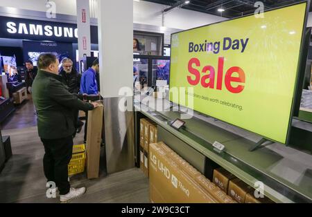 Richmond, Canada. 26 décembre 2023. Les gens magasinent dans un magasin le lendemain de Noël à Richmond, Colombie-Britannique, Canada, le 26 décembre 2023. Le lendemain de Noël est l'un des plus grands jours de magasinage au Canada. Crédit : Liang Sen/Xinhua/Alamy Live News Banque D'Images