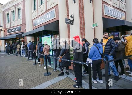 Richmond, Canada. 26 décembre 2023. Les gens font la queue pour entrer dans un magasin le lendemain de Noël à Richmond, en Colombie-Britannique, au Canada, le 26 décembre 2023. Le lendemain de Noël est l'un des plus grands jours de magasinage au Canada. Crédit : Liang Sen/Xinhua/Alamy Live News Banque D'Images