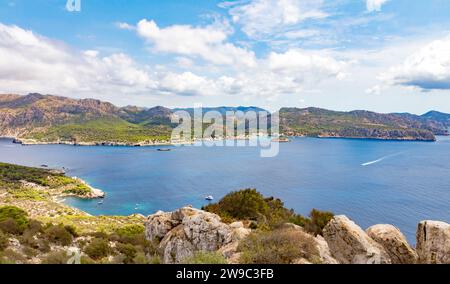 Sant Elm et Serra de Tramuntana vus de sa Dragonera, Majorque, Espagne Banque D'Images