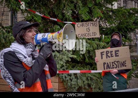 Schiedam, Schiedam, pays-Bas. 26 décembre 2023. Un activiste explique le but de leur manifestation devant l'arbre de Noël annuel de l'hôtel de ville de Rotterdam, extinction les activistes de la rébellion ont protesté contre la mort d'enfants à Gaza. Avec le message "Noël est annulé", ils ont demandé, comment peut-on célébrer Noël quand, dans la terre de la naissance de Jésus, des enfants sont tués chaque jour? (Image de crédit : © James Petermeier/ZUMA Press Wire) USAGE ÉDITORIAL SEULEMENT! Non destiné à UN USAGE commercial ! Banque D'Images