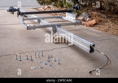 assemblage d'un kayak en aluminium léger et long ou d'une remorque de canoë dans une allée Banque D'Images