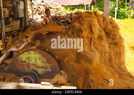 Three stages of coconut coir rope making with traditional process .private small manufactory for production of ropes from coconut shells Banque D'Images
