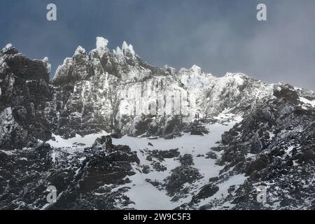 Montagnes en hiver, glace sur les falaises Banque D'Images