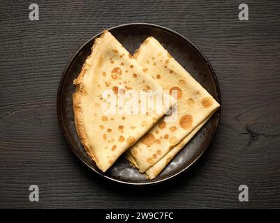 assiette de crêpes sur table en bois sombre, vue de dessus Banque D'Images