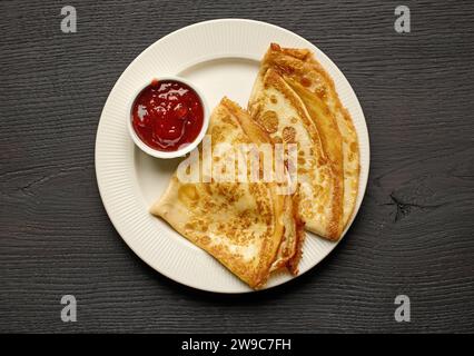 assiette de crêpes sur table en bois sombre, vue de dessus Banque D'Images