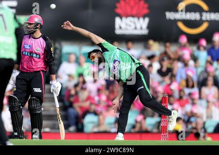 Sydney, Australie, 26 décembre 2023. Le joueur des Melbourne Stars Imad Wasim joue le ballon lors du match BBL entre les Sixers de Sydney et les Stars de Melbourne au Sydney Cricket Ground le 26 décembre 2023 à Sydney, en Australie. Crédit : Pete Dovgan/Speed Media/Alamy Live News Banque D'Images