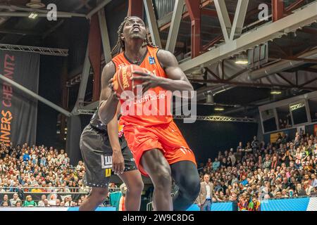 Chemnitz, Deutschland 26. Décembre 2023 : 1.BBL - 2023/2024 - Niners Chemnitz vs. HAKRO Merlins Crailsheim im Bild : Aher Uguak (Chemnitz) Banque D'Images