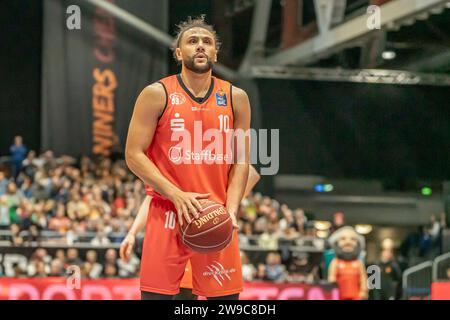 Chemnitz, Deutschland 26. Décembre 2023 : 1.BBL - 2023/2024 - Niners Chemnitz vs. HAKRO Merlins Crailsheim im Bild : Kaza Kajami-Keane (Chemnitz) Banque D'Images