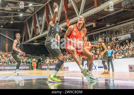 Chemnitz, Deutschland 26. Décembre 2023 : 1.BBL - 2023/2024 - Niners Chemnitz vs. HAKRO Merlins Crailsheim im Bild : Kevin Yebo (Chemnitz) Banque D'Images