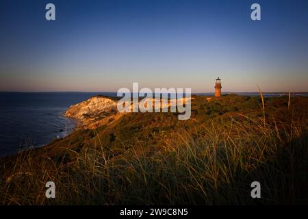Le célèbre phare d'Aquinnah sur Martha's Vineyard photographié de loin plus Banque D'Images