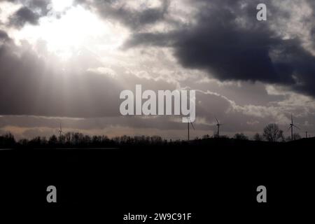 Impression vom RWE-Kraftwerk Bergheim Niederaußem. DAS Kohlekraftwerk zieht seine Schwaden in die kalte Winterluft. In der Umgebung glänzen Strommasten, Windräder und Wolkenformationen in der kalten Wintersonne. Stadtwerke geben bekannt : Strompreise steigen für Privathaushalte 2024 UM 32 Prozent. Grund ist eine Entscheidung der Bundesregierung, Gelder in Höhe von 5,5 Milliarden zur Stabilisierung der Netzentgelte zu streichen. Themenbild, Symbolbild. Bergheim, 26.12.2023 NRW Deutschland *** impression de RWEs centrale Bergheim Niederaussem la centrale à charbon coule dans le col Banque D'Images