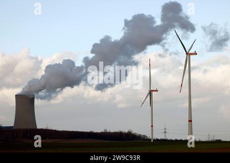 Impression vom RWE-Kraftwerk Bergheim Niederaußem. DAS Kohlekraftwerk zieht seine Schwaden in die kalte Winterluft. In der Umgebung glänzen Strommasten, Windräder und Wolkenformationen in der kalten Wintersonne. Stadtwerke geben bekannt : Strompreise steigen für Privathaushalte 2024 UM 32 Prozent. Grund ist eine Entscheidung der Bundesregierung, Gelder in Höhe von 5,5 Milliarden zur Stabilisierung der Netzentgelte zu streichen. Themenbild, Symbolbild. Bergheim, 26.12.2023 NRW Deutschland *** impression de RWEs centrale Bergheim Niederaussem la centrale à charbon coule dans le col Banque D'Images