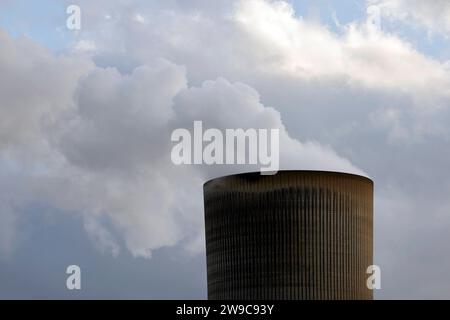 Impression vom RWE-Kraftwerk Bergheim Niederaußem. DAS Kohlekraftwerk zieht seine Schwaden in die kalte Winterluft. In der Umgebung glänzen Strommasten, Windräder und Wolkenformationen in der kalten Wintersonne. Stadtwerke geben bekannt : Strompreise steigen für Privathaushalte 2024 UM 32 Prozent. Grund ist eine Entscheidung der Bundesregierung, Gelder in Höhe von 5,5 Milliarden zur Stabilisierung der Netzentgelte zu streichen. Themenbild, Symbolbild. Bergheim, 26.12.2023 NRW Deutschland *** impression de RWEs centrale Bergheim Niederaussem la centrale à charbon coule dans le col Banque D'Images