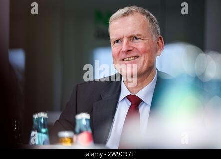 Zeitz, Allemagne. 05 décembre 2023. Armin Eichholz, Président du Directoire de Mibrag GmbH, siège dans une salle de conférence de l'entreprise. La société minière basée à Zeitz exploite les mines à ciel ouvert Profen (Saxe-Anhalt) et Vereinigtes Schleenhain (Saxe). Le charbon est utilisé pour alimenter les centrales de Schkopau et de Lippendorf. Crédit : Jan Woitas/dpa/Alamy Live News Banque D'Images