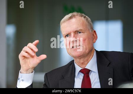 Zeitz, Allemagne. 05 décembre 2023. Armin Eichholz, Président du Directoire de Mibrag GmbH, siège dans une salle de conférence de l'entreprise. La société minière basée à Zeitz exploite les mines à ciel ouvert Profen (Saxe-Anhalt) et Vereinigtes Schleenhain (Saxe). Le charbon est utilisé pour alimenter les centrales de Schkopau et de Lippendorf. Crédit : Jan Woitas/dpa/Alamy Live News Banque D'Images