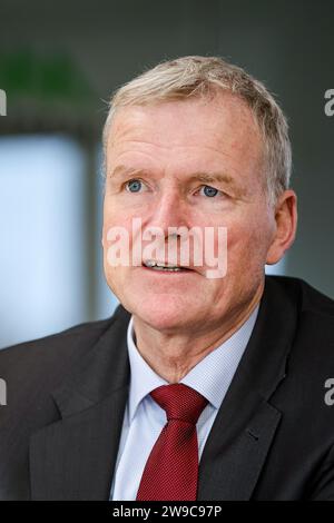 Zeitz, Allemagne. 05 décembre 2023. Armin Eichholz, Président du Directoire de Mibrag GmbH, siège dans une salle de conférence de l'entreprise. La société minière basée à Zeitz exploite les mines à ciel ouvert Profen (Saxe-Anhalt) et Vereinigtes Schleenhain (Saxe). Le charbon est utilisé pour alimenter les centrales de Schkopau et de Lippendorf. Crédit : Jan Woitas/dpa/Alamy Live News Banque D'Images