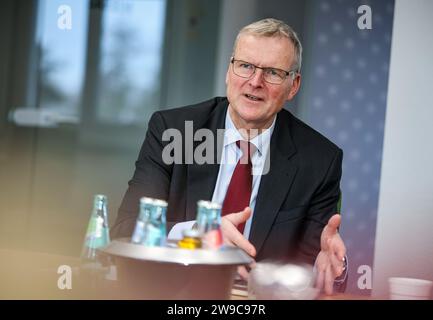 Zeitz, Allemagne. 05 décembre 2023. Armin Eichholz, Président du Directoire de Mibrag GmbH, siège dans une salle de conférence de l'entreprise. La société minière basée à Zeitz exploite les mines à ciel ouvert Profen (Saxe-Anhalt) et Vereinigtes Schleenhain (Saxe). Le charbon est utilisé pour alimenter les centrales de Schkopau et de Lippendorf. Crédit : Jan Woitas/dpa/Alamy Live News Banque D'Images