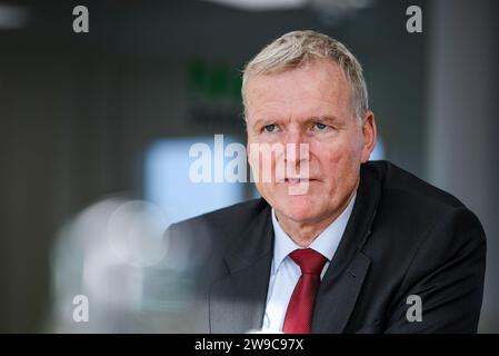 Zeitz, Allemagne. 05 décembre 2023. Armin Eichholz, Président du Directoire de Mibrag GmbH, siège dans une salle de conférence de l'entreprise. La société minière basée à Zeitz exploite les mines à ciel ouvert Profen (Saxe-Anhalt) et Vereinigtes Schleenhain (Saxe). Le charbon est utilisé pour alimenter les centrales de Schkopau et de Lippendorf. Crédit : Jan Woitas/dpa/Alamy Live News Banque D'Images