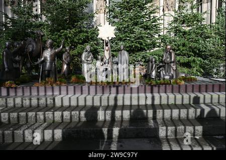 Cologne, Allemagne. 26 décembre 2023. La crèche en bronze de Cologne se dresse sur le portail sud de la cathédrale de Cologne. Crédit : Horst Galuschka/dpa/Alamy Live News Banque D'Images