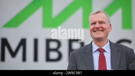 Zeitz, Allemagne. 05 décembre 2023. Armin Eichholz, Président du Directoire de Mibrag GmbH, se tient devant le logo de la société. La société minière basée à Zeitz exploite les mines à ciel ouvert Profen (Saxe-Anhalt) et Vereinigtes Schleenhain (Saxe). Le charbon est utilisé pour alimenter les centrales de Schkopau et de Lippendorf. Crédit : Jan Woitas/dpa/Alamy Live News Banque D'Images